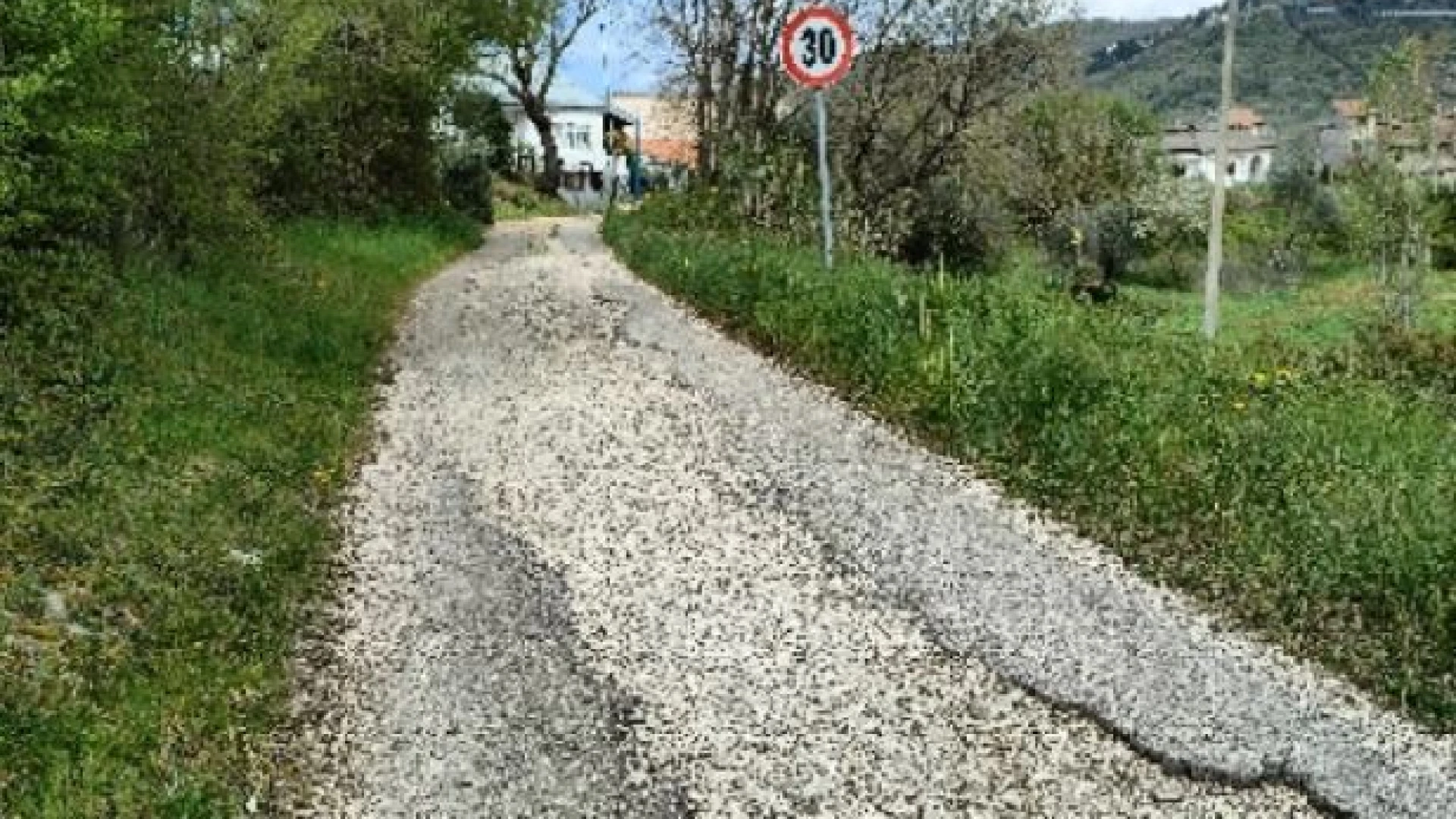 Strada dissestata causa lavori. La segnalazione di alcuni lettori di via Bramante a Roccaravindola.